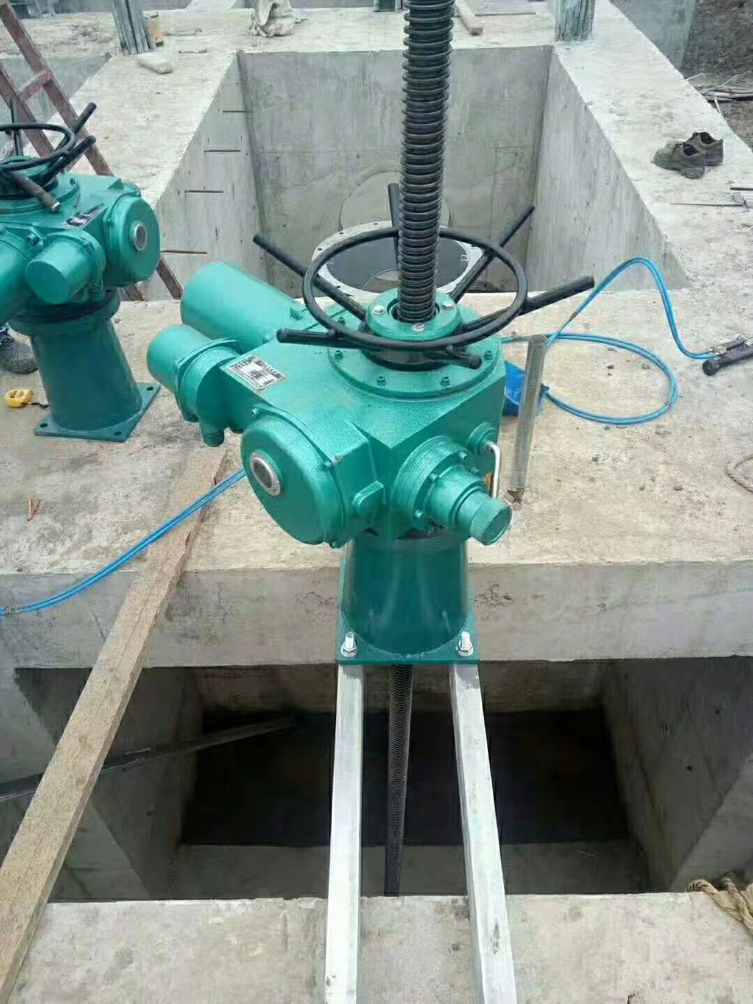 闸门启闭机不锈钢铸铁闸门康禹水工机械厂双吊点卷扬启闭机价格低交货快